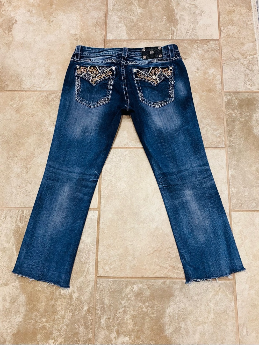 Miss Me Signature Cropped Frayed Stretch Jeans 32x25.5 EUC - Picture 4 of 12